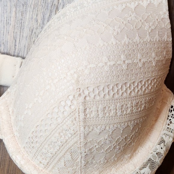 Victoria’s Secret Woman’s “Nude” Lined Perfect Coverage Bra Size 34C - Picture 3 of 9